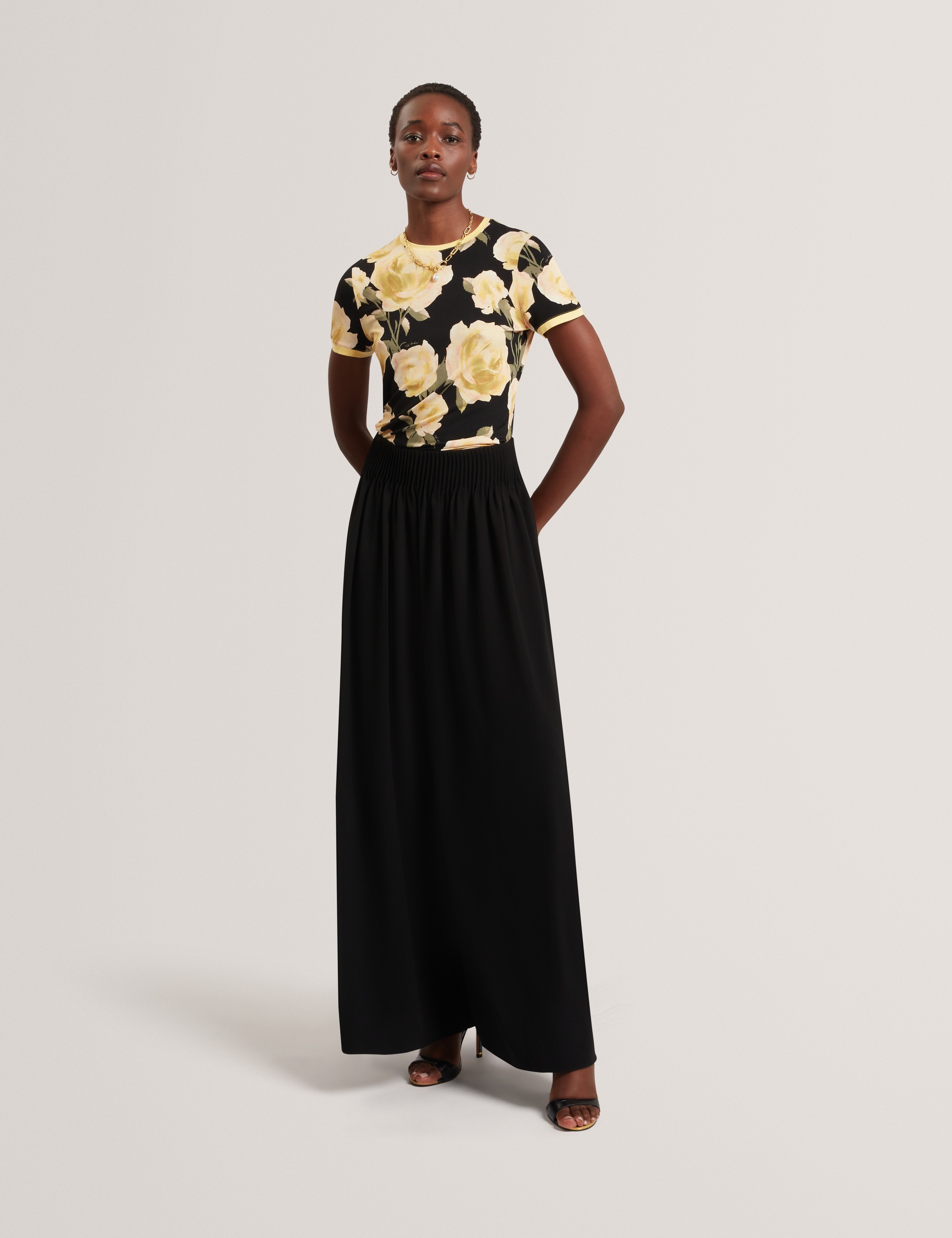 Thira Floral Printed Fitted Tee Wit - Køb til DKK 391 - Spar 30%