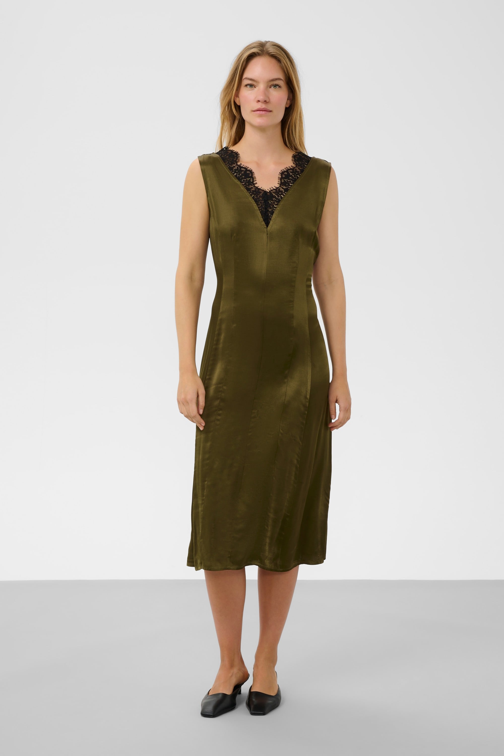 Slirini Lace Dress