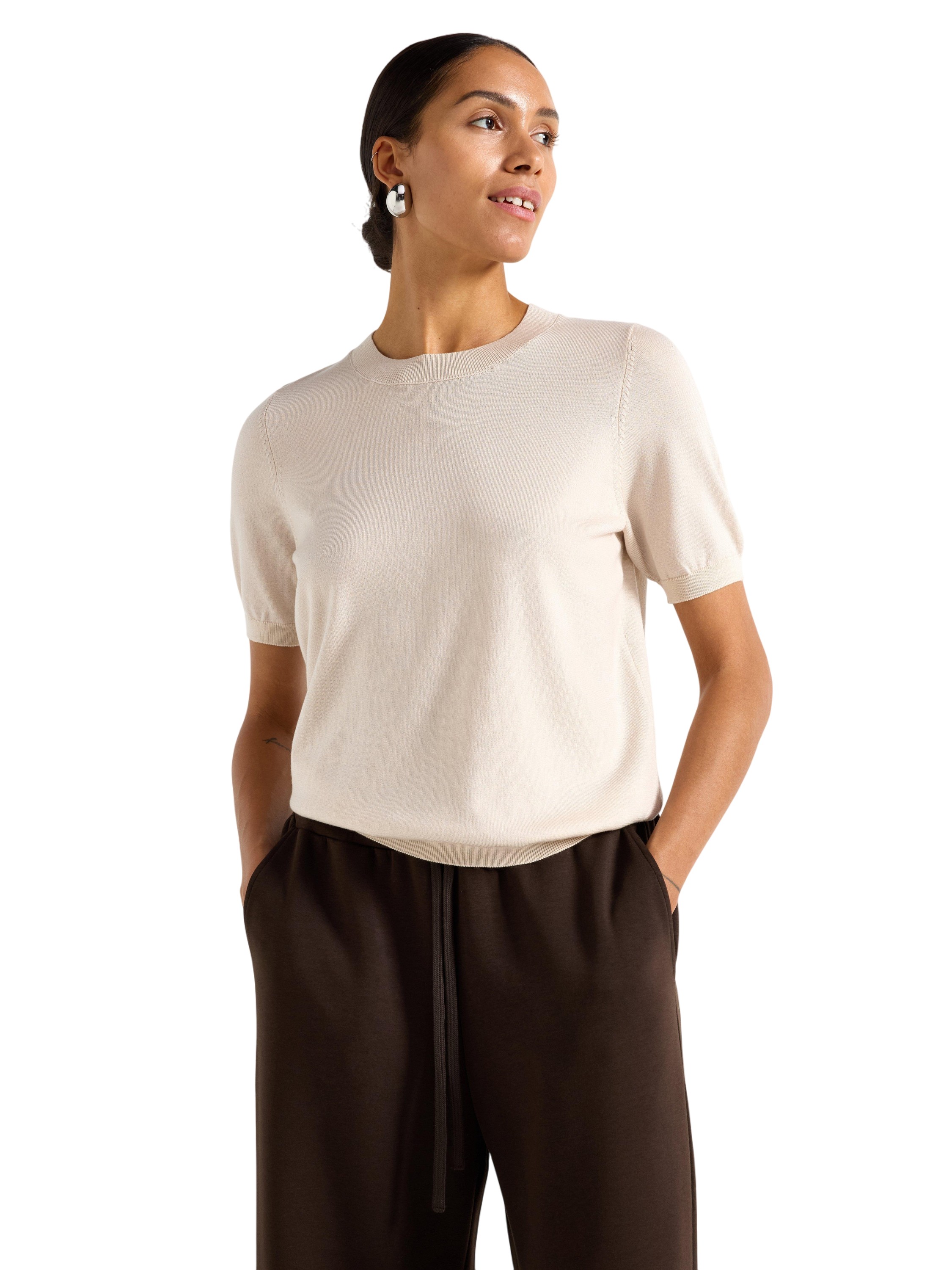 Fineknitted top With Round Necklin