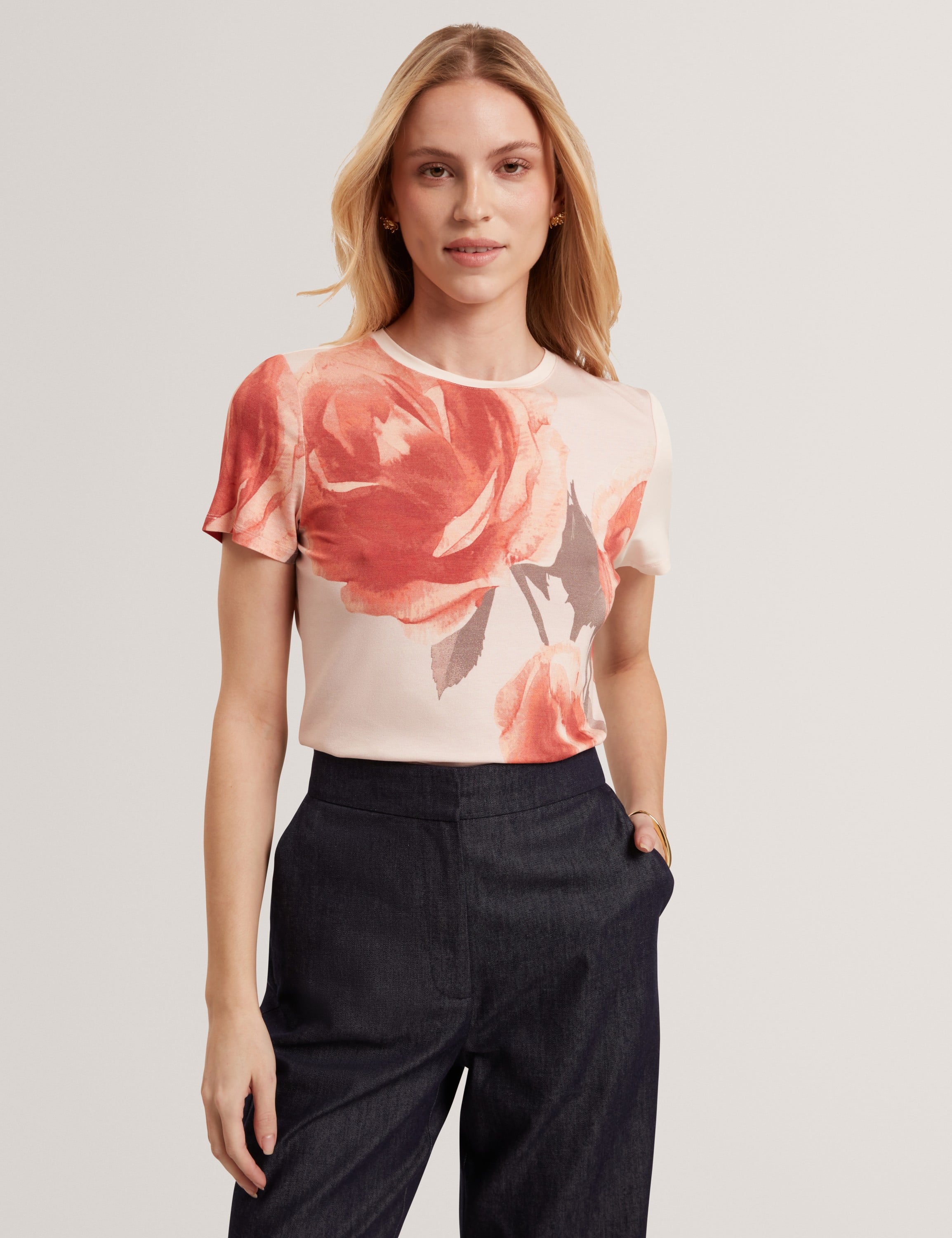 Bindii Floral Printed Fitted Tee - Køb til DKK 391 - Spar 30%