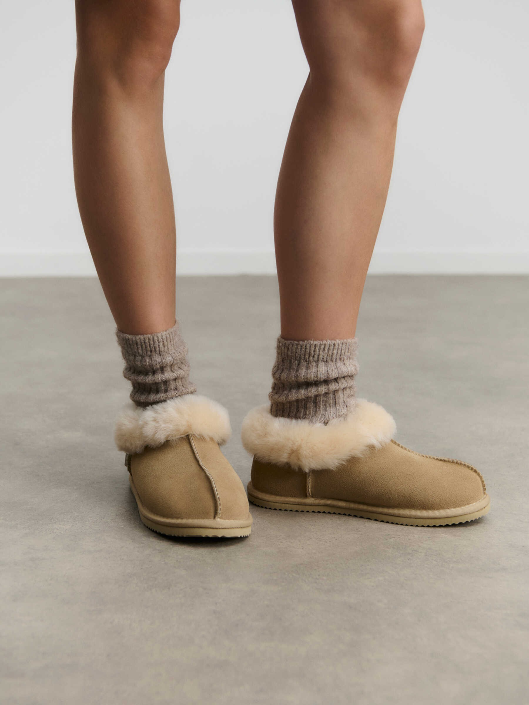 Rhevelyn Leather Closed Ankle Slipper